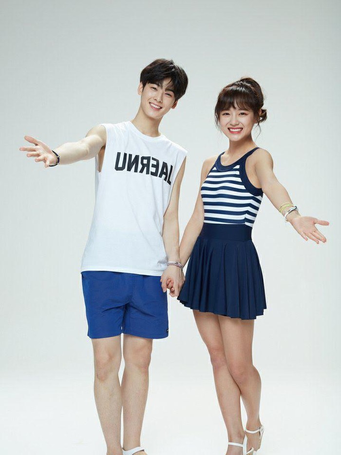 Interaksi dekat Kim Se Jeong dan Cha Eun Woo berawal dari proyek CF Lotte Water Park di tahun 2017. Dlam iklan tersebut, keduanya sukses pancarkan aura manis sebagai dua orang yang jatuh cinta pada pandangan pertama./ Foto: koreaboo.com