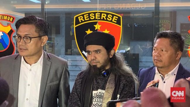 Gus Samsudin balik melaporkan pesulap merah terkait dugaan penyerangan terhadap harkat dan martabat. Persatuan dukun ikut melaporkan pesulap merah.