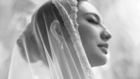 <p>Jarang terlihat di layar kaca ataupun layar lebar, Nadia Saphira terlihat semakin menawan. Juli lalu ia mengunggah maternity shoot ke Instagram pribadinya. (Foto: Instagram @nadsap)</p>