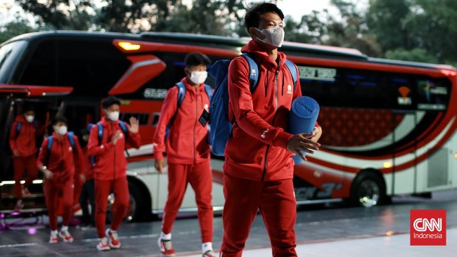 Pemain Timnas Indonesia U-16 menangis di pelukan orang tua jelang melawan Vietnam pada final Piala AFF U-16 2022 di Stadion Maguwoharjo, Jumat (12/8) malam.