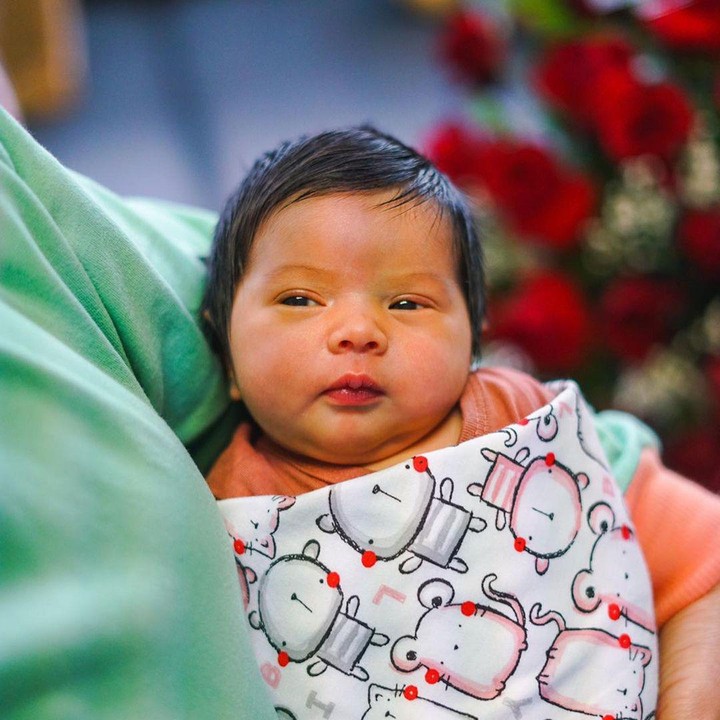 <p>Kalau ini saat Mikhaila baru berusia 1 bulan. Kehadirannya melengkapi kebahagiaan keluarga Eriska Rein yang kini memiliki dua orang anak. (Foto: Instagram @eriskarien)</p>