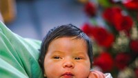 <p>Kalau ini saat Mikhaila baru berusia 1 bulan. Kehadirannya melengkapi kebahagiaan keluarga Eriska Rein yang kini memiliki dua orang anak. (Foto: Instagram @eriskarien)</p>