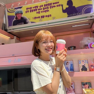 Reaksi Kim Sejeong Dapat Kiriman Nasi Tumpeng dari Fans Indonesia