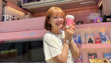 Reaksi Kim Sejeong Dapat Kiriman Nasi Tumpeng dari Fans Indonesia