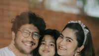 <p>Penyanyi Kunto Aji menikah dengan wanita bernama Dewi Syariati pada 6 Desember 2015. Kini keduanya telah dianugerahi seorang anak bernama Badha Banyugeni. Foto: Instagram @peonyandherself</p>