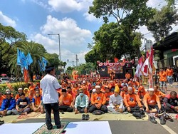 Massa Partai Buruh Gelar Salat Jumat di Depan KPU RI