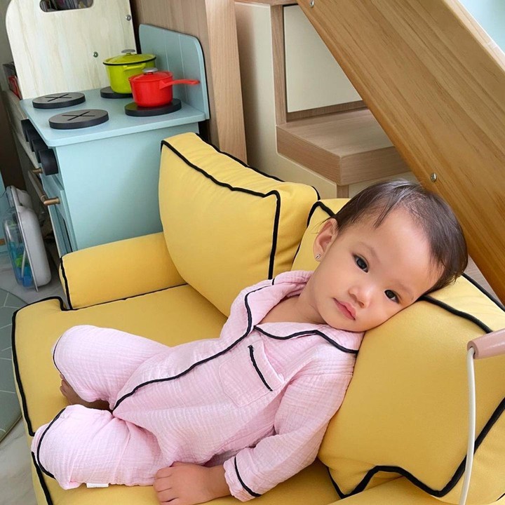 <p>Mengenakan piama merah muda, Claire bersantai di atas sofa. “Abis nyemil terus ujan kok aku jadi magerrrr yaaa,” tulis sang Bunda sebagai <em>caption</em> pada akun Instagram Claire. Wah, Bubun yang baca jadi pingin ikut rebahan nih, Claire. (Foto: Instagram @missclaireherbowo)</p>