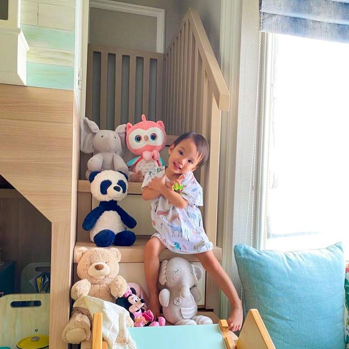 <p>Meski baru berusia 2 tahun, Claire sudah punya kamar sendiri, nih. Ia sering menghabiskan waktu di kamarnya. Ada apa aja ya yang ada di kamar Claire? (Foto: Instagram @missclaireherbowo)</p>