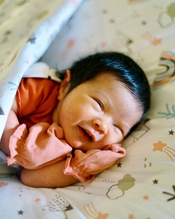 Bunda penggemar Baby Mikhaila? Anak kedua Eriska Rein tersebut, kini sudah berusia 2 bulan. Ini dia deretan potretnya yang lucu dan menggemaskan.