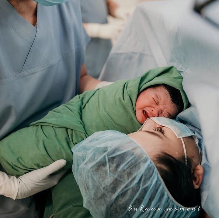 <p>Menariknya, Mikhaila Zeline Muhsin lahir pada tanggal 3 Juni 2022, bertepatan dengan hari ulang tahun Bundanya. Wah, bisa kompak banget ya. (Foto: Instagram @eriskarien)</p>