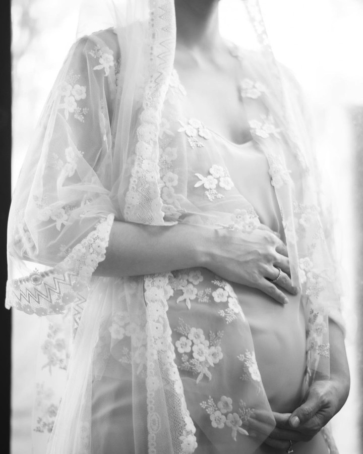 Lama absen dari layar kaca, Nadia Saphira terlihat semakin cantik saat sedang hamil anak pertama. Penasaran? Intip potret-potretnya, yuk, Bun.