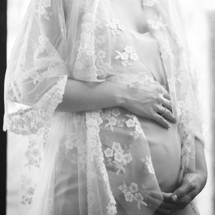 <p>Nadia dengan bangga memamerkan <em>baby bump</em> nya pada maternity shoot bernunasa hitam putih ini, Bunda. Terlihat indah dan elegan ya. (Foto: Instagram @nadsap)</p>