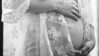<p>Nadia dengan bangga memamerkan <em>baby bump</em> nya pada maternity shoot bernunasa hitam putih ini, Bunda. Terlihat indah dan elegan ya. (Foto: Instagram @nadsap)</p>