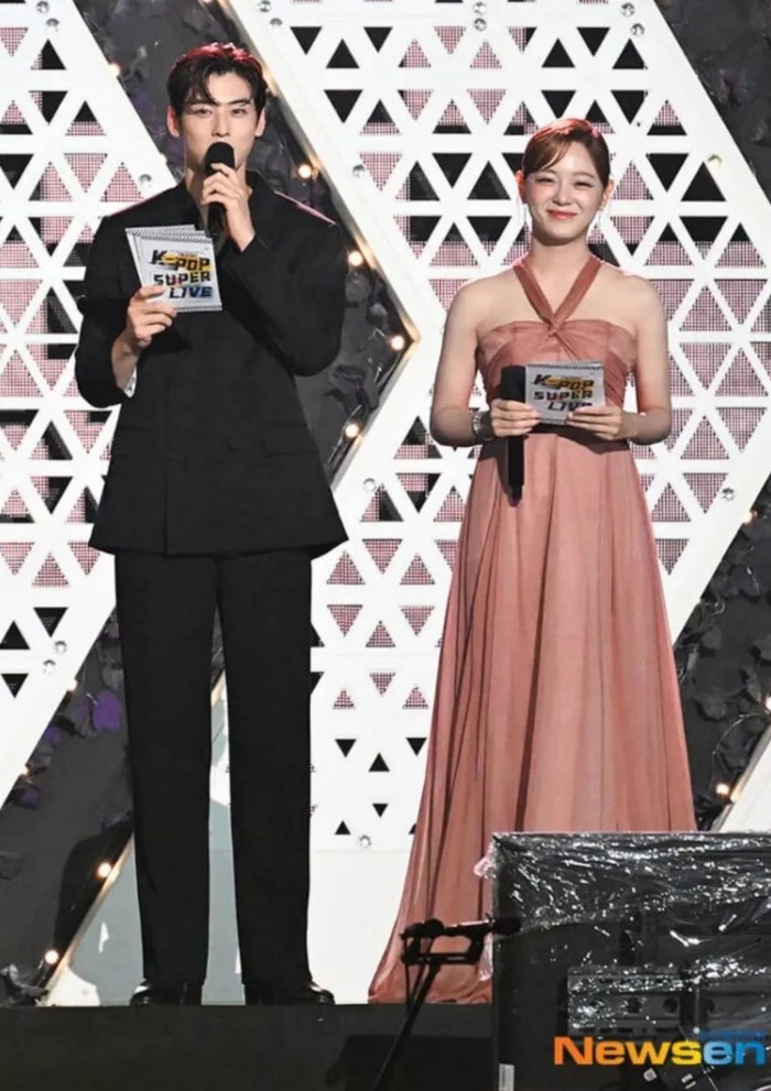 Pada (11/8) kemarin, Cha Eun Woo dan Kim Se Jeong kembali disatukan dalam pekerjaan. Keduanya menunjukkan chemistry sempurna sebagai MC di konser K-Pop Super Live 2022./ Foto: newsen.com
