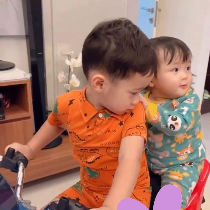 <p>Ternyata usia Sarah dan sang kakak tidak terpaut jauh, nih. Keduuanya memiliki perbedaan usia satu tahun. (Foto: Instagram: @btpnd)</p>