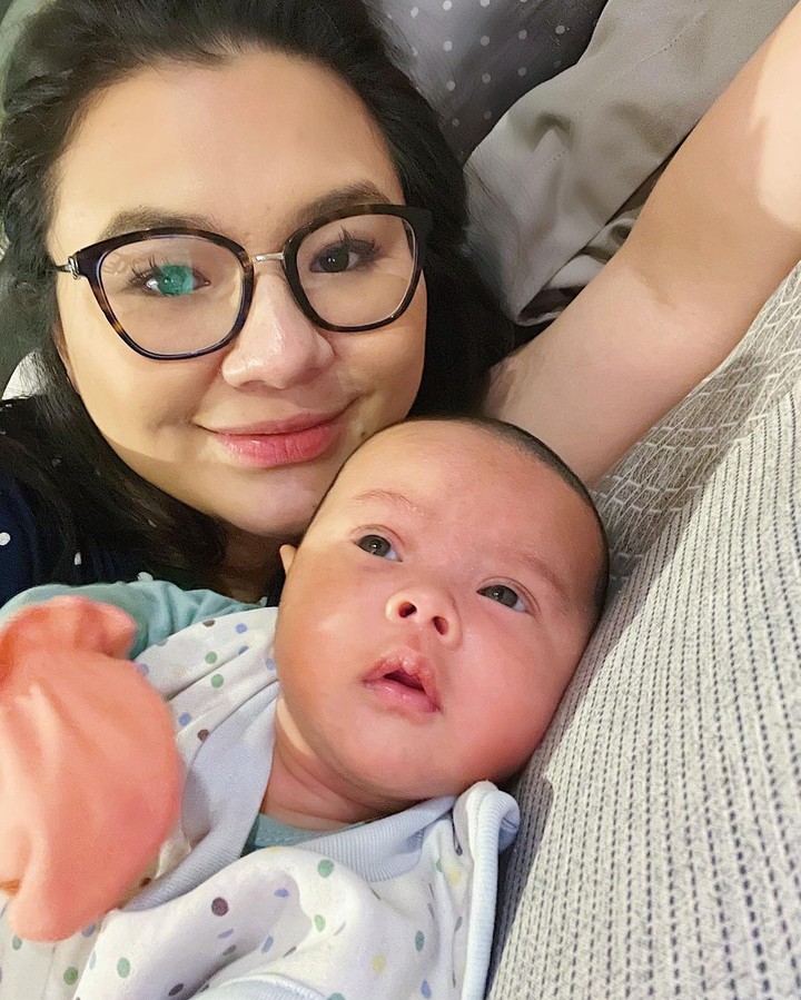 Bunda penggemar Baby Mikhaila? Anak kedua Eriska Rein tersebut, kini sudah berusia 2 bulan. Ini dia deretan potretnya yang lucu dan menggemaskan.