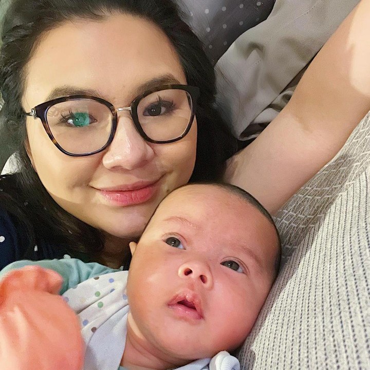 <p>Punya anak yang menggemaskan seperti baby Mikhaila, Eriska Rein sering membagikan foto kebersamaannya melalui akun Instagram pribadinya. “Si bulatnya mamuhhhh nii,” kata Eriska sebagai caption. (Foto: Instagram @eriskarien)</p>
