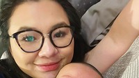 <p>Punya anak yang menggemaskan seperti baby Mikhaila, Eriska Rein sering membagikan foto kebersamaannya melalui akun Instagram pribadinya. “Si bulatnya mamuhhhh nii,” kata Eriska sebagai caption. (Foto: Instagram @eriskarien)</p>
