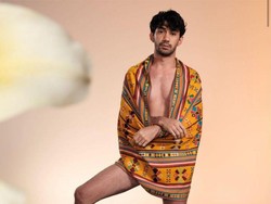 7 Pemotretan Reza Rahadian Tampil Minimalis Hanya Pakai Sehelai Kain