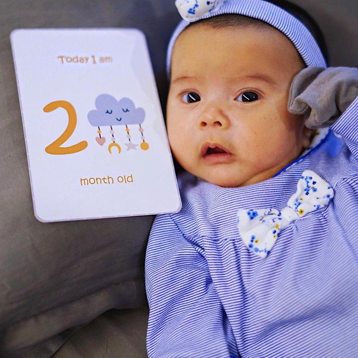 <p>Sekarang baby Mikhaila sudah menginjak usia 2 bulan. Dalam foto ini, baby Mikhaila didandani dengan pakaian bernuansa biru. Dilengkapi dengan bando bermotif garis-garis. (Foto: Instagram @eriskarien)</p>