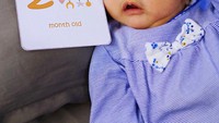 <p>Sekarang baby Mikhaila sudah menginjak usia 2 bulan. Dalam foto ini, baby Mikhaila didandani dengan pakaian bernuansa biru. Dilengkapi dengan bando bermotif garis-garis. (Foto: Instagram @eriskarien)</p>