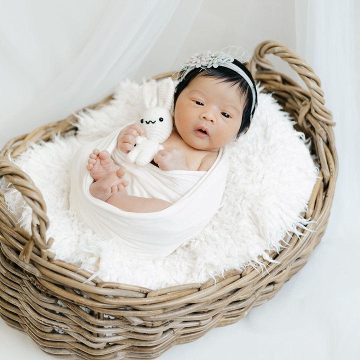 <p>Seperti bayi lainnya, baby Mikhaila juga pernah menjalani sesi pemotretan saat usianya baru 14 hari. Ia terlihat sangat tenang memgang boneka dalam balutan kain putih. (Foto: Instagram @eriskarien)</p>