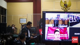 FOTO:  Indra Kenz Jalani Sidang Perdana Kaus Binomo secara Daring