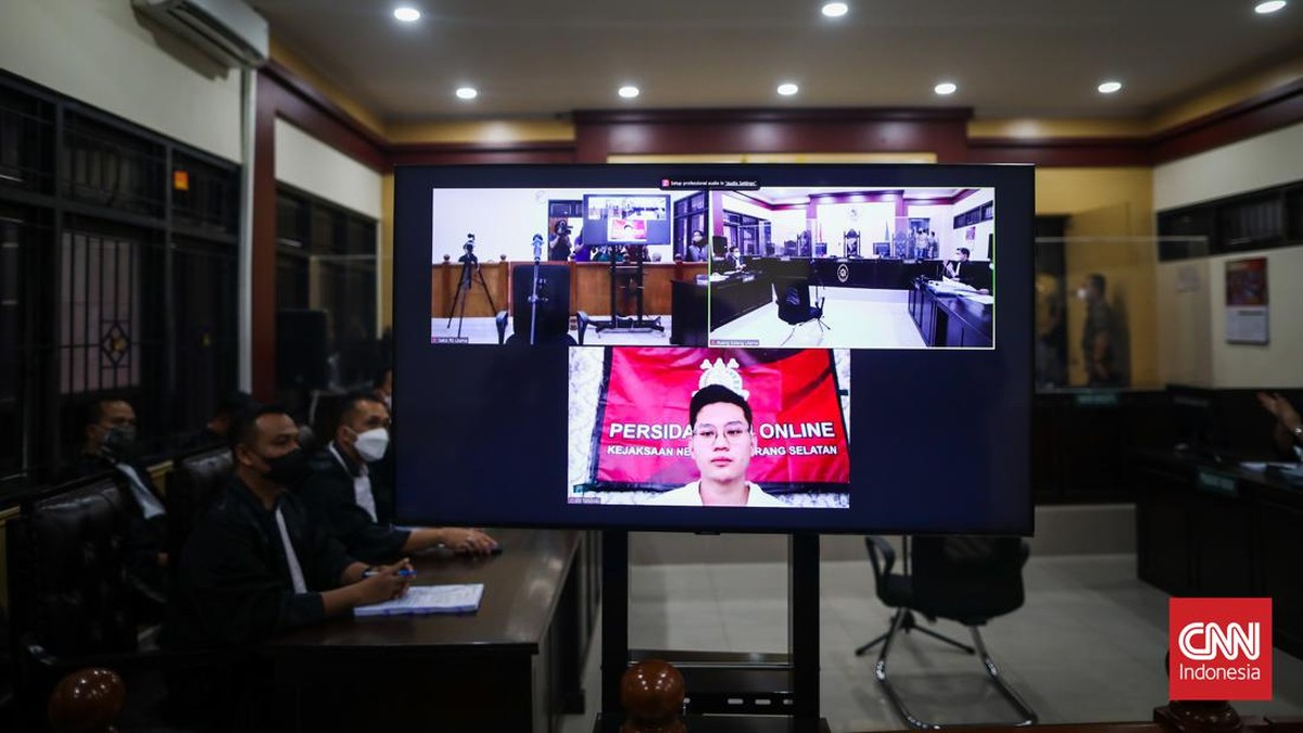 FOTO:  Indra Kenz Jalani Sidang Perdana Kaus Binomo secara Daring