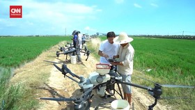 VIDEO: Petani China Gunakan Drone Semprot Air dan Pupuk