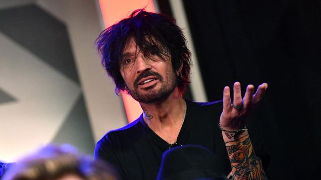 Mantan suami Pamela Anderson, Tommy Lee sengaja mengunggah foto selfie bugil dirinya dengan arah kamera berfokus pada area kemaluan.