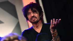 Tommy Lee Dituding Lakukan Pelecehan di Helikopter pada 2003