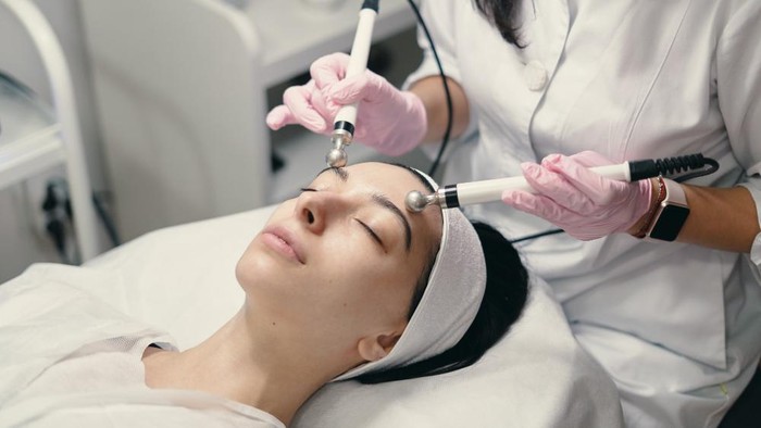 5 Jenis Treatment Wajah untuk Perempuan Usia 40an Biar Makin Cantik dan Awet Muda, Mau Cobain? 5 Jenis Treatment Wajah untuk Perempuan Usia 40an Biar Makin Cantik dan Awet Muda, Mau Cobain?