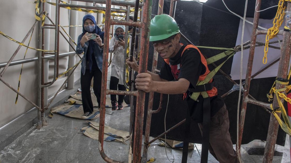 Tegang Dikejar Zombie Menyeramkan di Stasiun LRT
