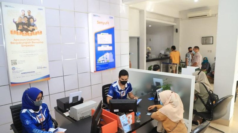 PT Bank Rakyat Indonesia (Persero) Tbk mengusung konsep hybrid bank untuk merealisasikan salah satu aspirasi besarnya menjadi Champion of Financial Inclusion.