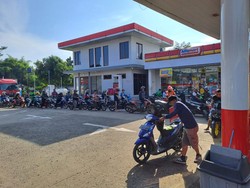 Pengiriman Pertalite Telat Bikin Antrean di SPBU Mengular