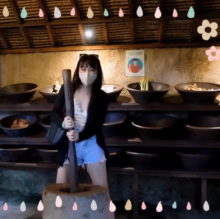 <p>Gadis berusia 25 tahun itu juga belajar membuat kopi dari biji luwak, lho Bunda. (Foto: YouTube SECRET NUMBER)</p>