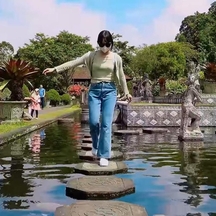 <p>Hari berikutnya Dita mengunjungi tempat wisata Tirta Gangga Karangasem, yang merupakan taman air peninggalan Kerajaan Karangasem. (Foto: YouTube SECRET NUMBER)</p>
