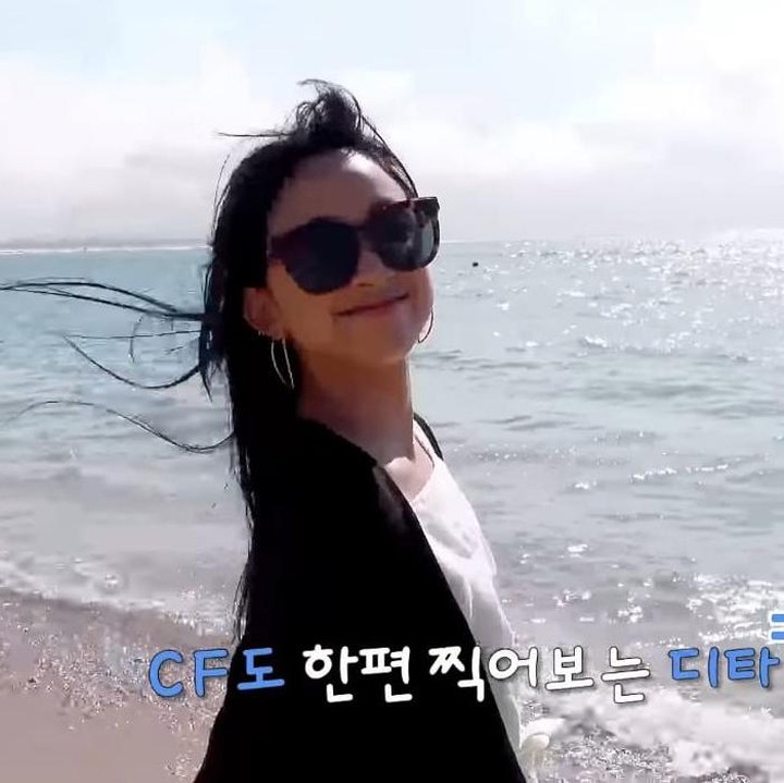 <p>Kemudian, Dita juga berkunjung ke<em> Mano Beach Club</em>, lho Bunda. Di bawah teriknya panas matahari Dita bermain di tepi pantai, tetap cantik meskipun panas-panasan, ya Bunda.(Foto: YouTube SECRET NUMBER)</p>