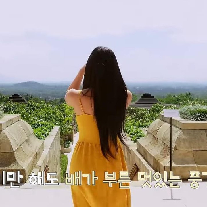 <p>Sebelum menghadiri pesta pernikahan sepupunya, Dita juga menyempatkan diri untuk berkunjung ke tempat makan favoritnya bersama keluarga untuk makan siang. (Foto: YouTube SECRET NUMBER)</p>