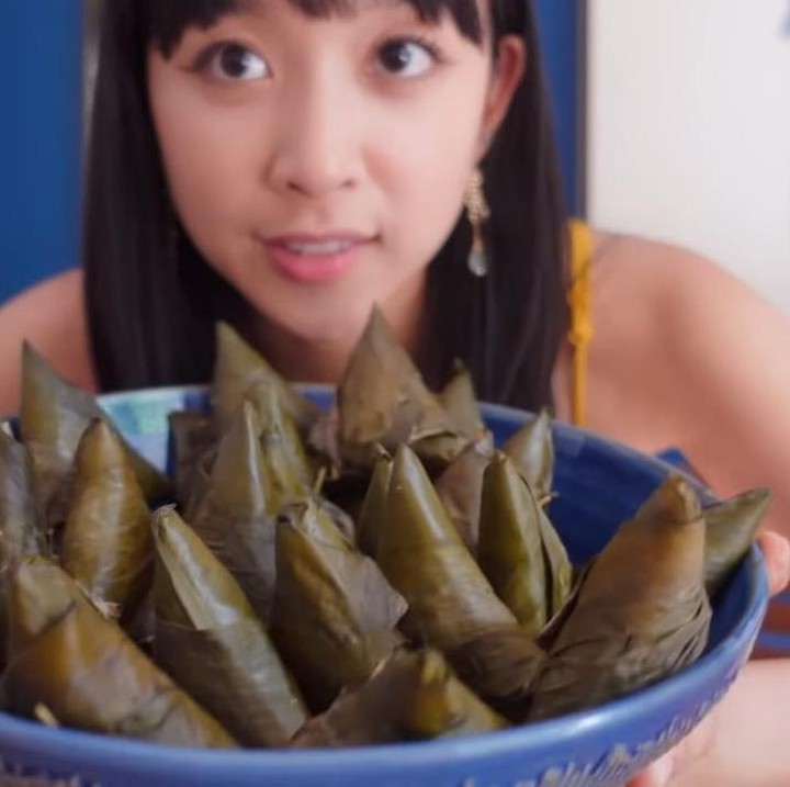 <p>Kemudian, Dita juga memperkenalkan salah satu makanan tradisional asal Indonesia, yaitu lupis, lho Bunda. (Foto: YouTube SECRET NUMBER)</p>