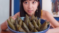 <p>Kemudian, Dita juga memperkenalkan salah satu makanan tradisional asal Indonesia, yaitu lupis, lho Bunda. (Foto: YouTube SECRET NUMBER)</p>