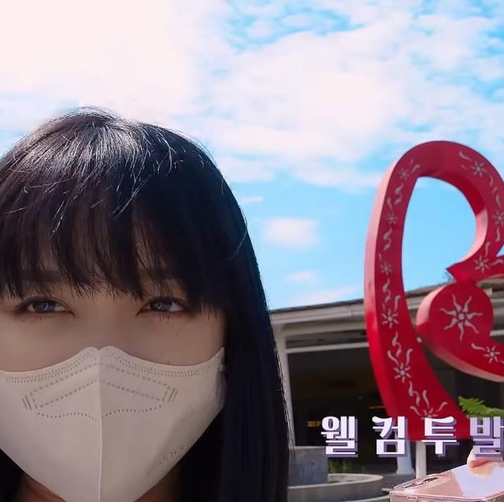 <p>Anggota <em>girlband</em> Secret Number asal Korea Selatan ini sempat mengejutkan para penggemarnya dengan kepulangannya ke Indonesia, lho Bunda. Dita mengatakan bahwa kepulangannya ke Indonesia karena ia akan datang ke acara pernikahan sepupunya di Bali. (Foto: YouTube SECRET NUMBER)</p>