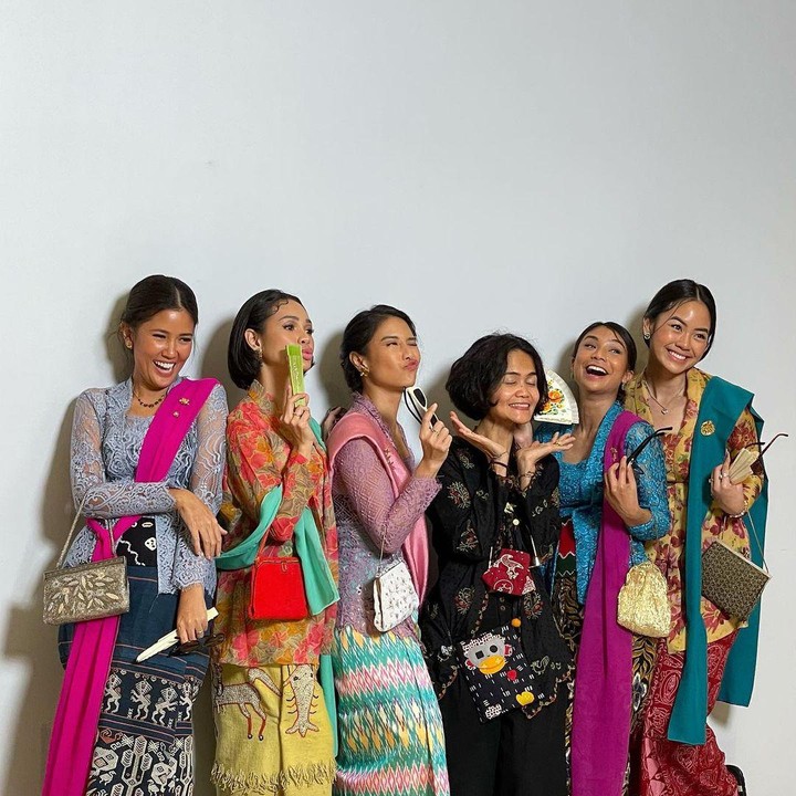 <p>Kumpulan selebriti mulai dari Titi Raji, Andien Aisyah, Shareefa Daanish, Rania Maheswari Yamin, dan Dian Sastrrowardoyo menampilan pesona keanggunan dan kecantikannya dengan menggunakan kebaya yang berwarna-warni. Para artis cantik ini mengenakan kebaya dalam rangka mendukung project Kebaya Goes to UNESCO yang sedang dijalanka, Bunda. (Foto: Instagram/@raniaayamin)</p>