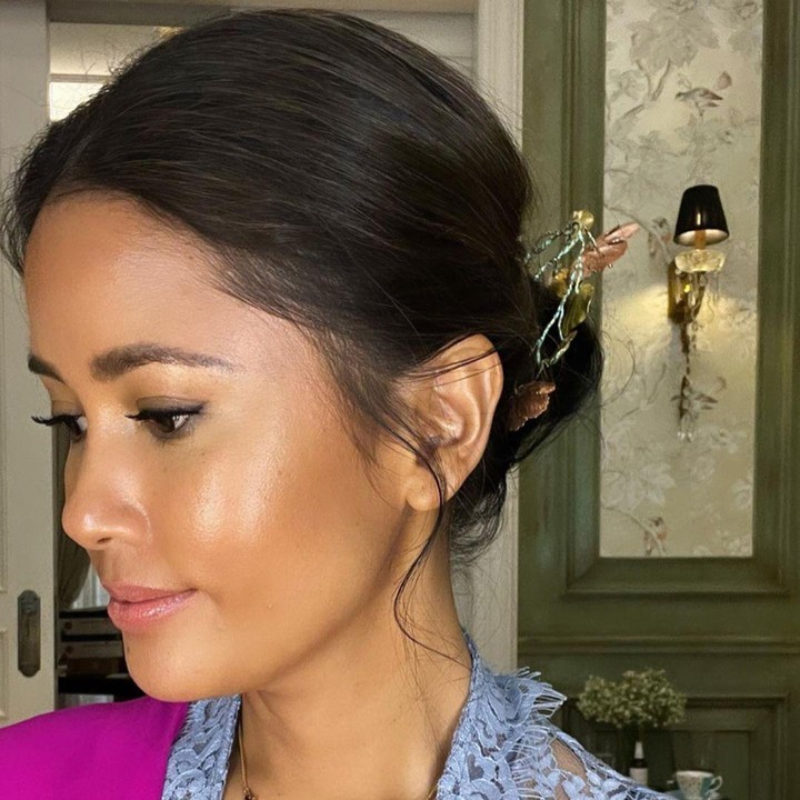 <p>Lihat saja potret Titi Radjo yang sangat memesona ini. Sanggul modern dan makeup minimalisnya tampak menyempurnakan kebaya yang dikenakan, ya. (Foto: Instagram/@titiradjopadmaja)</p>