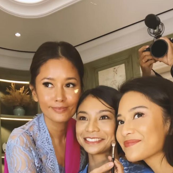 <p>Serunya melihat keseruan geng pecinta kebaya ini yang sedang make up untuk melakukan pemotretan. (Foto: Instagram/@shareefadaanish)</p>