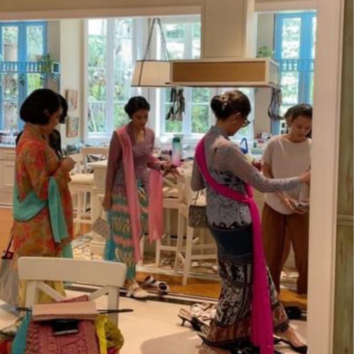 <p>Di balik pemotretannya itu, terlihat betapa rempongnya Geng Pecinta Kebaya ini saat ingin keluar mencari sepatunya masing-masing, ya Bunda. (Foto: Instagram/@raniaayamin)</p>