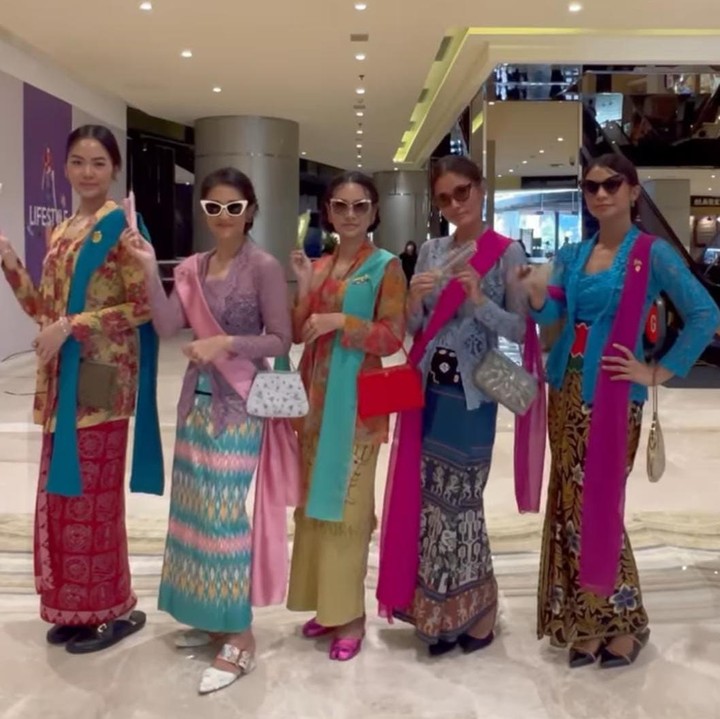 <p>Permisi Bunda, Geng Pecinta Kebaya foto dulu, nih, di tengah mal. Kece sekali, ya Bunda. (Foto: Instagram/@andienaisyah)</p>