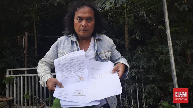 Deolipa Yumara melaporkan kuasa hukum Bharada E, Ronny Talapessy terkait dugaan pencemaran nama baik ke Polres Metro Jakarta Selatan.