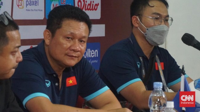 Pelatih Vietnam mengangkat topi untuk gestur para pemain Timnas Indonesia U-16 yang membuat pagar kehormatan saat para pemain Vietnam usai Piala AFF U-16 2022.