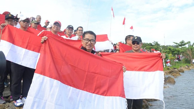 Untuk pertama kalinya, pengibaran Sang Saka Merah Putih ini dilakukan di atas permukaan laut.
